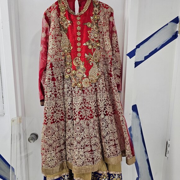 Net applique work suit - Picture 1 of 2